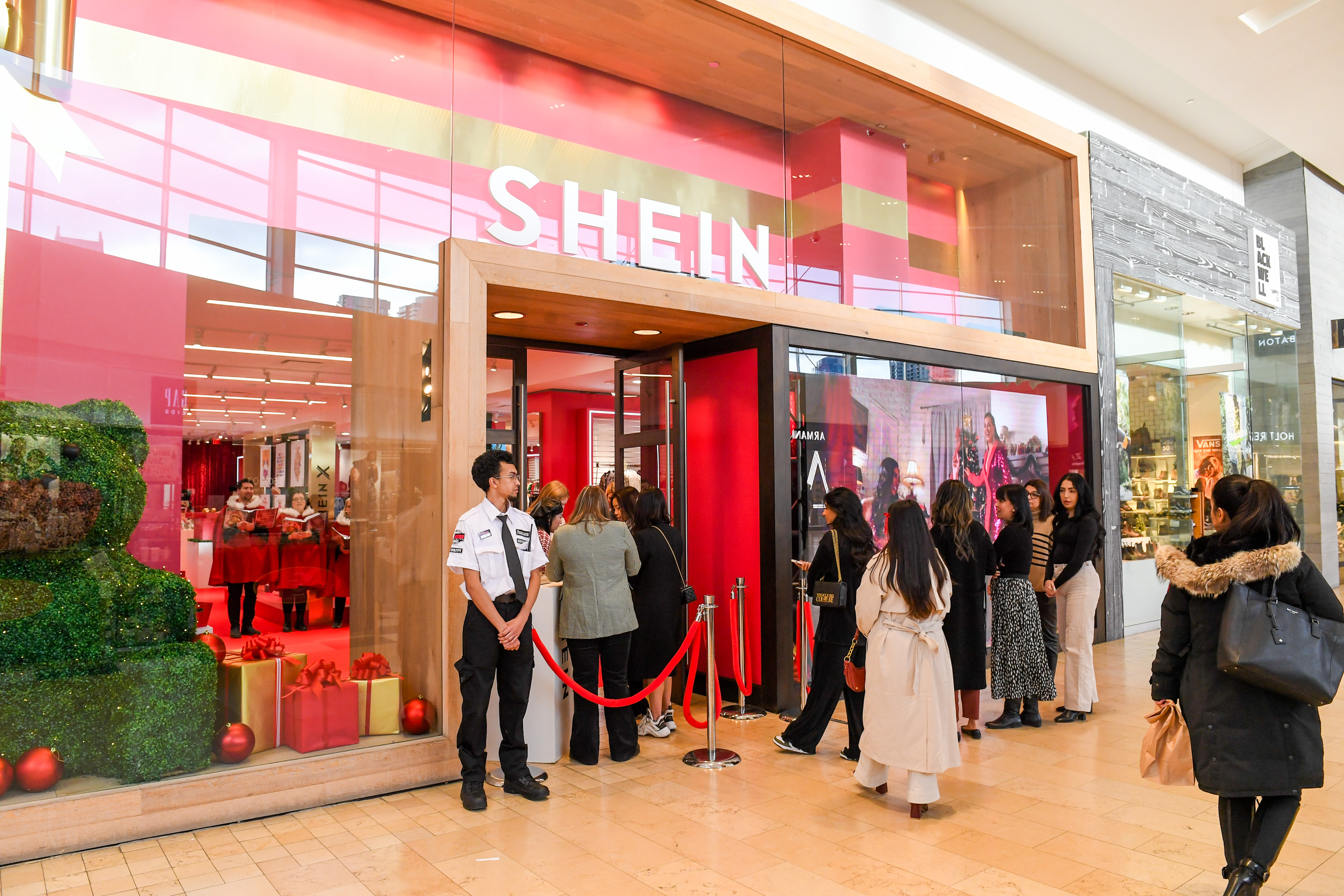 Crowds entering the SHEIN holiday pop-up